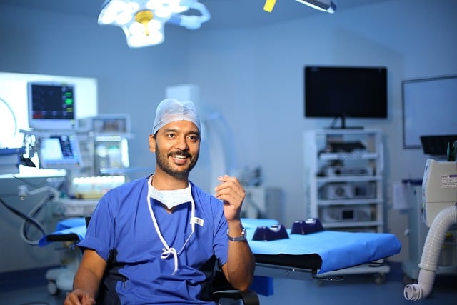 spine surgeon 7839395 640